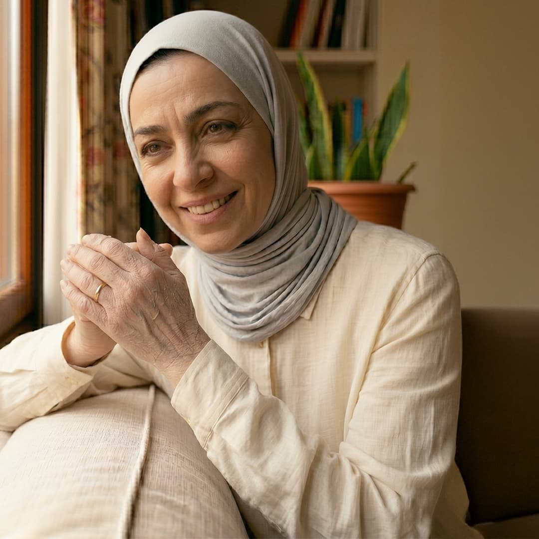 جفاف اليدين المزمن شائع لدى النساء اللواتي يغسلن أيديهن كثيراً أو يعملن في بيئات مكيّفة.