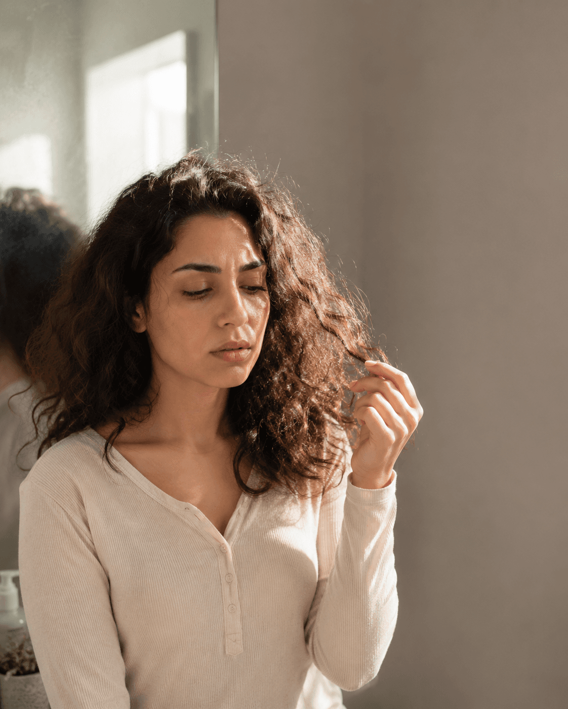 مستويات الرطوبة المرتفعة — الشائعة في الخليج على مدار العام — قد تُسهم في انتفاخ قشرة الشعرة والتجعد لدى ما يصل إلى 8 من كل 10 نساء ذوات الشعر الجاف أو المعالج.